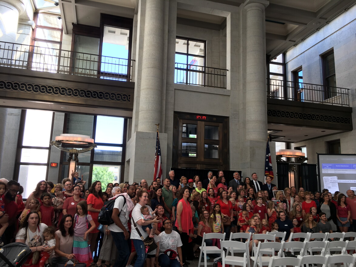 Vaccine opponents pose with Robert Kennedy Jr. at Ohio Statehouse